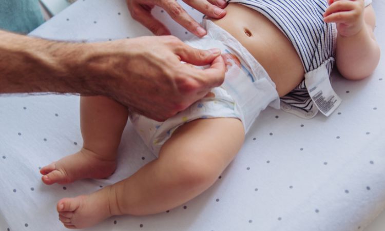 Pieluszkowe zapalenie skóry – jak dbać o delikatną skórę dziecka latem?