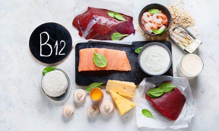 Niedobór witaminy B12. Jak się objawia i czym skutkuje?