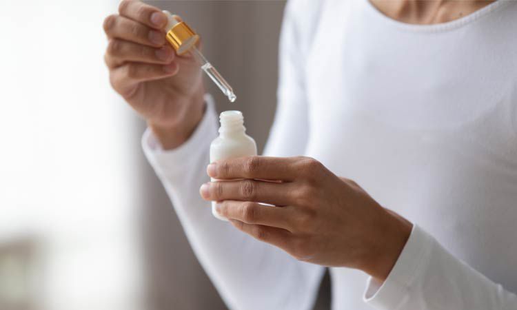Jak stosować retinol i jakich efektów można się po nim spodziewać?