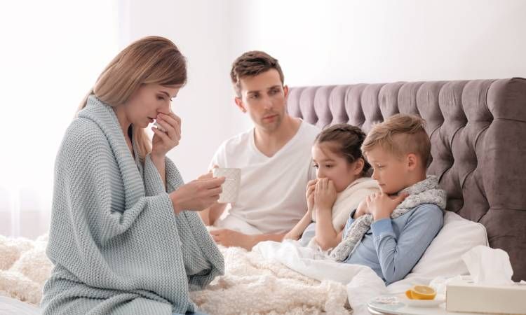 Jak nie zarazić się grypą od domowników? Jak można zarazić się grypą? Okres zarażania