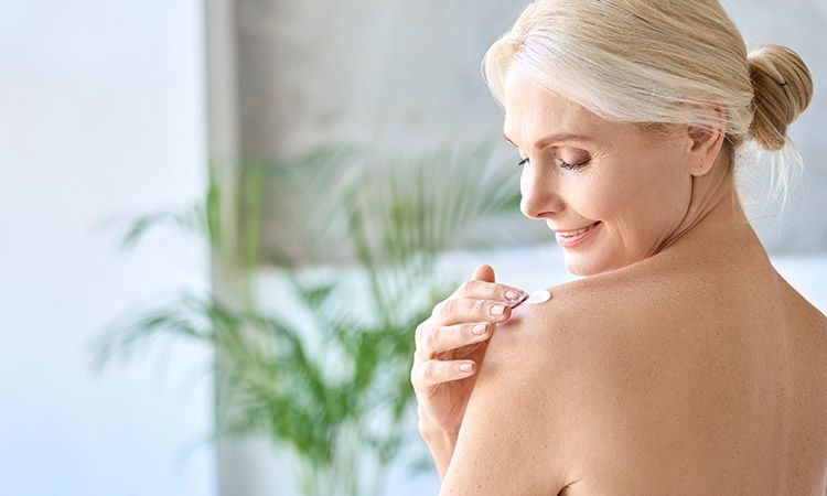 Produkty z mocznikiem - jakie mają właściwości i kiedy je stosować do skóry suchej?