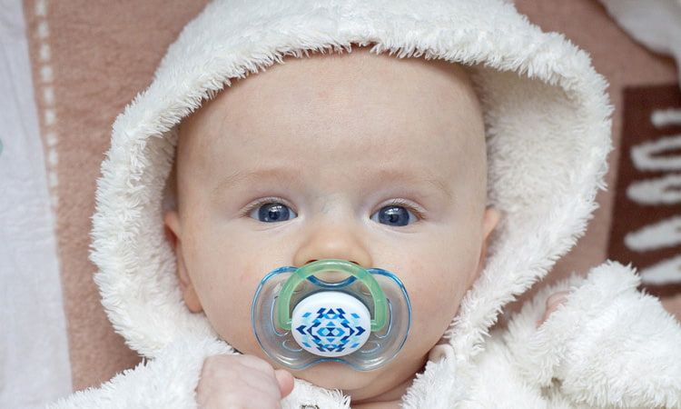 Jak dopasować smoczek i butelkę do potrzeb i wieku dziecka? 