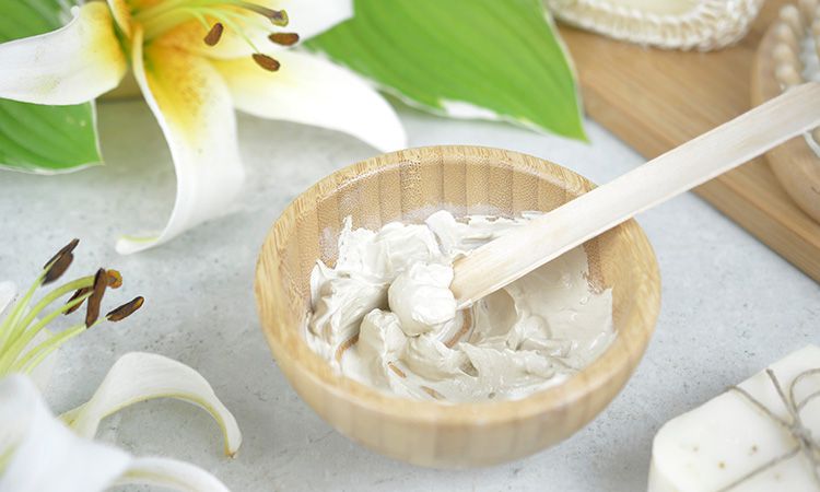 Glinka biała (kaolin). Jak działa na skórę?